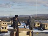 RV9AZ и Андрей Климентьев готовят антенну Slopper 80 m